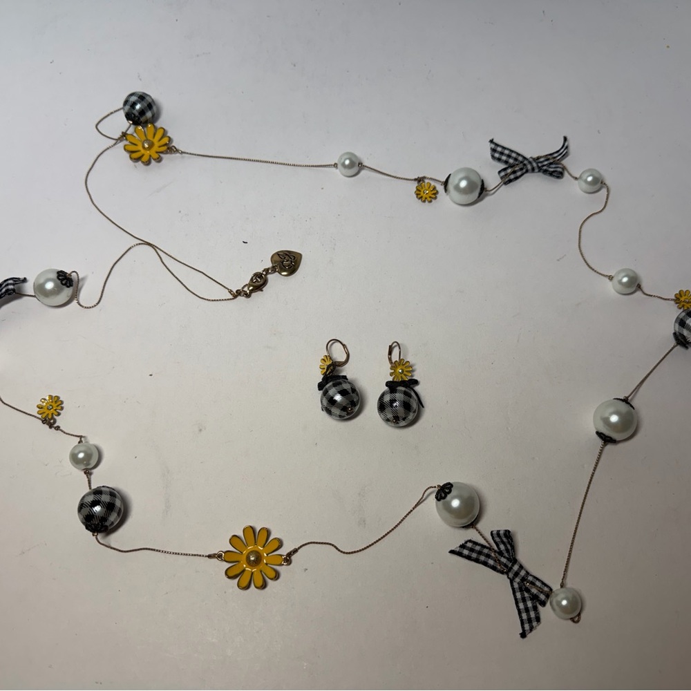 Betsey Johnson Daisies and Bows necklace and earring set